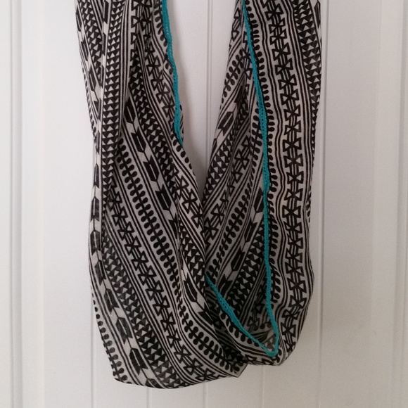 Patterned infinity scarf - Picture 2 of 2